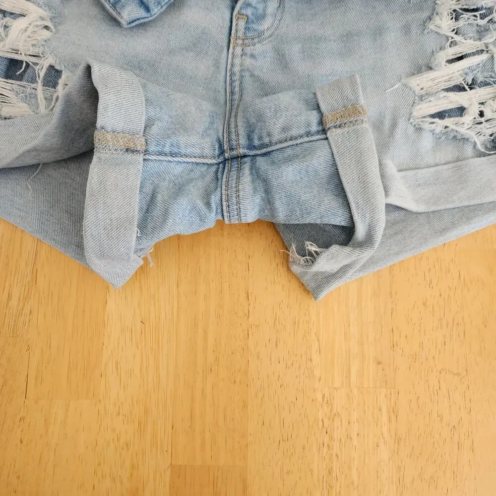 American Eagle Curvy Mom Shorts Denim Distressed Embroidered sz 8